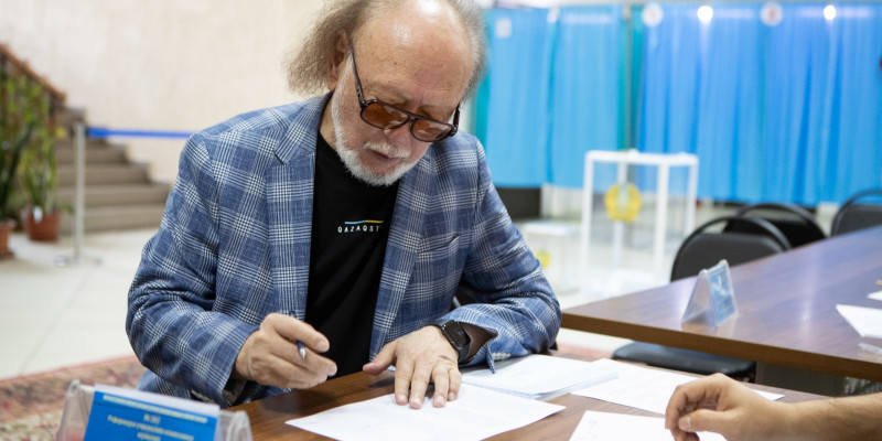 «Дос-Мұқасан» ансамблінің негізін қалаушы Мұрат Құсайынов референдумға қатысты