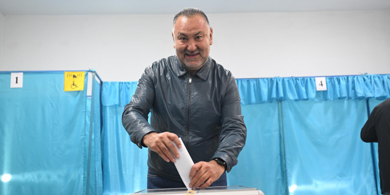 "Елдің бірлігі біздің қолымызда": Нұрлан Абдуллин Алматыда референдумда дауыс берді