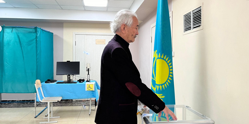 Жазушы Смағұл Елубаев референдумға қатысты