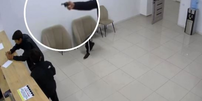 Шымкентте 18 жастағы жігіт қару ұстаған қылмыскерді тоқтатты (ВИДЕО)