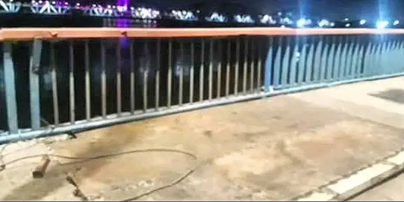 Семейде досымен бәстескен жігіт көпірден секіріп кетті