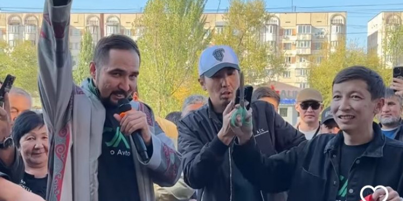 «Өнер қырандары» театрының актері автосалон ашты (ВИДЕО)