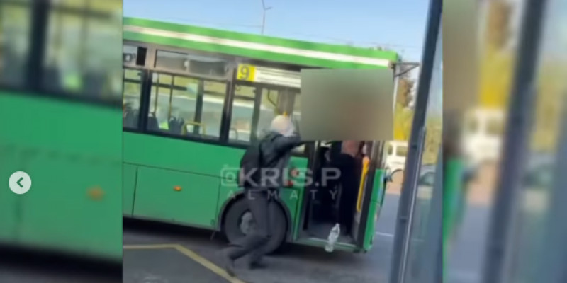 Алматыда автобус жүргізушісімен төбелескен азамат таспаға түсіп қалды