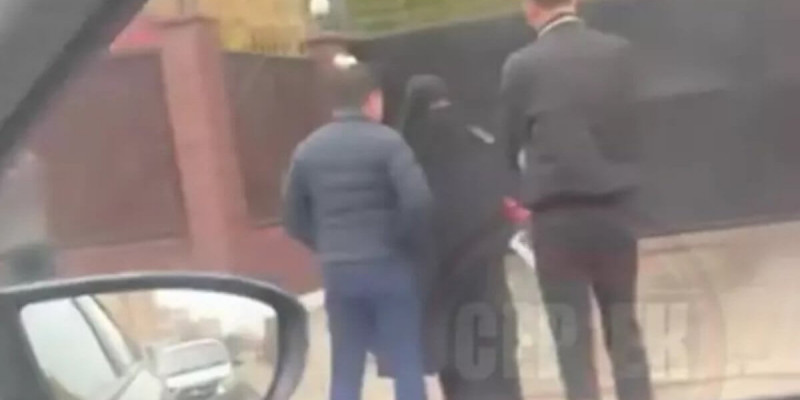 Ақтөбеде қара ниқаб киіп, қолы қанға боялған қыз шу шығарды