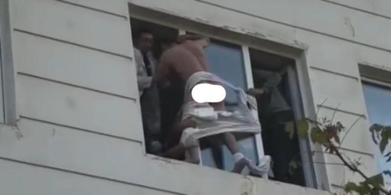 Ақтауда ауруханада ер адамның терезеден секірмек болғанын туыстары жоққа шығарды