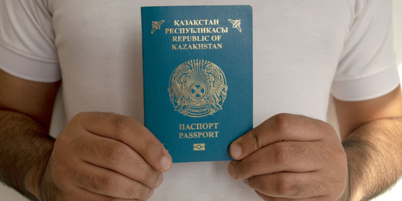 Семейде Қазақстан құжатын заңсыз пайдаланған шетелдік азаматқа айыппұл салынды
