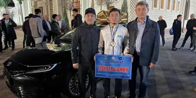 Қазақстандық балуан Ержет Жарылқасынға көлік сыйға берілді (ВИДЕО)