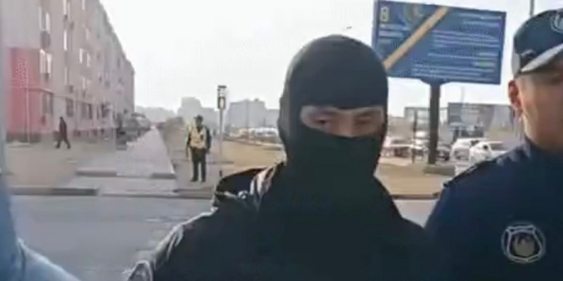 СОБР қызметкерлері көшеде жүр: Ақтау тұрғындары жолды жауып тастаған