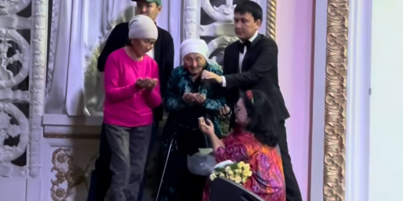 97 жастағы қария Мақпал Жүнісоваға бата берді