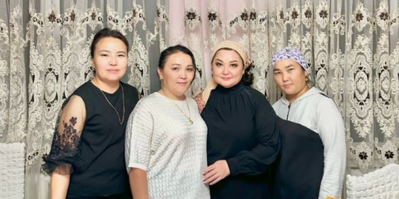 «Кезінде жап-жас едік»: Роза Әлқожа желі қолданушыларына абысындары жайлы айтып берді