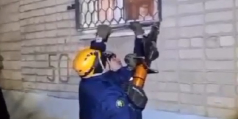 Ақтөбеде пәтерде қамалып қалған екі бүлдіршін құтқарылды