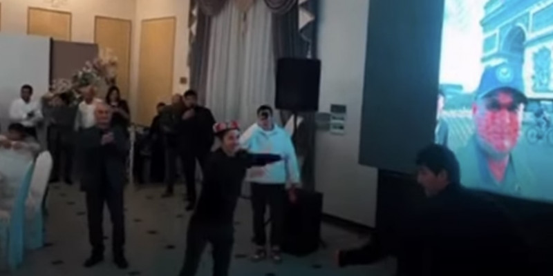 Ұйғырлардың тойында билеген боксшы Назым Қызайбай қыруар ақша жинап алды