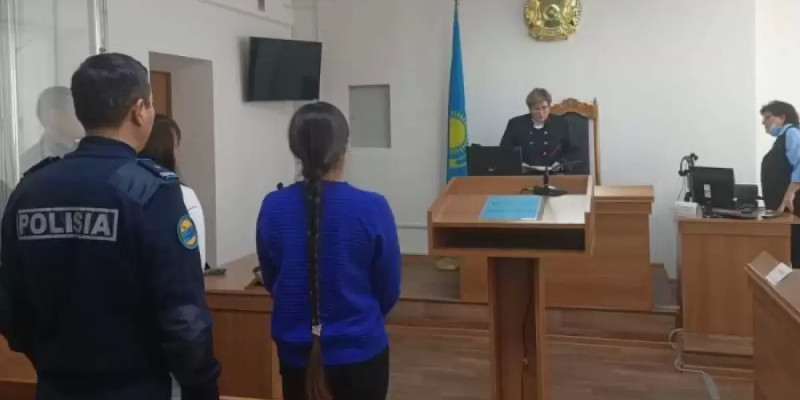 Пара алып, алаяқтық жасаған полицей 3,5 жылға сотталды