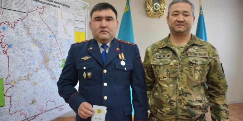 Ақтоғайда суға батқан жасөспірімдерді құтқарған офицер марапатталды