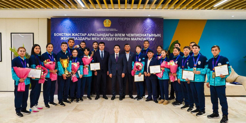 Министр Ербол Мырзабосынов жас боксшыларды марапаттады