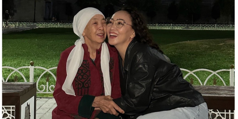 «Жүрегім ауырады»: Айгүл Иманбаева анасы жайлы сырын бөлісті