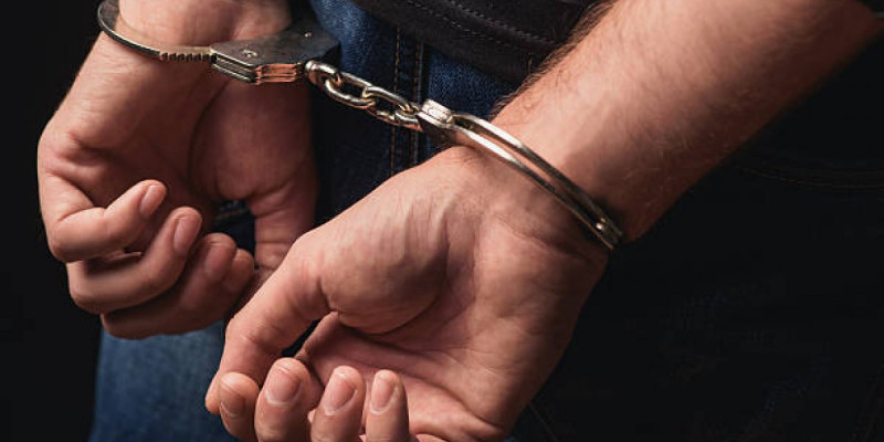 Пойыз жолаушысы жолсерікке пышақ ала жүгірген