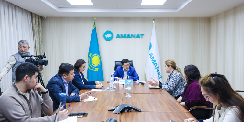 Ержан Жылқыбаев «AMANAT»-тың Республикалық қоғамдық қабылдау бөлмесінде азаматтарды қабылдады