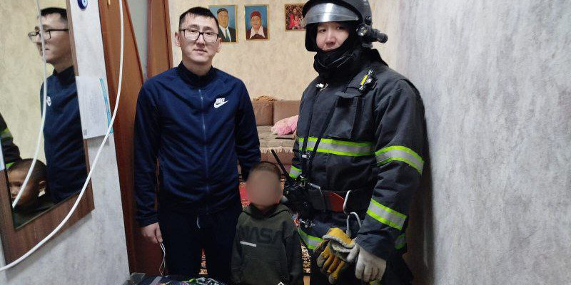 Абай облысында 6 жастағы бала пәтерге қамалып қалған