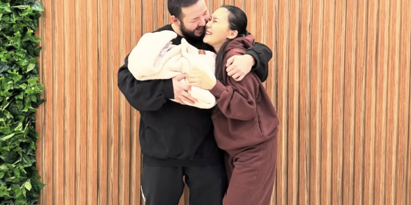 Үшінші сәбиін өмірге әкелген Айсәуле Бақытбек перзентханадан шықты