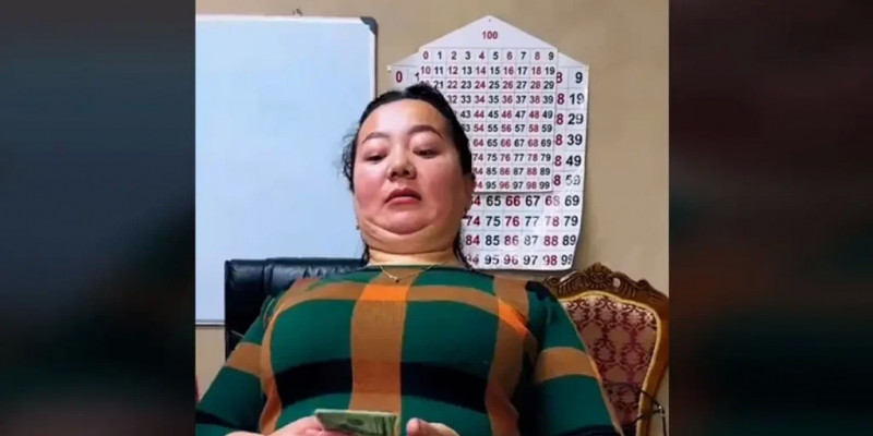 Психолог әйелдердің қолына доллар ұстатып, талдырып жатыр