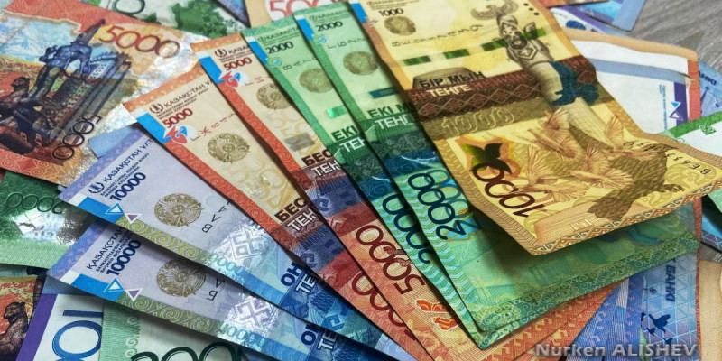 Ақтөбе облысында білім бөлімінің басшысы мектеп директорынан ақша жинатып, жұмсап жіберген