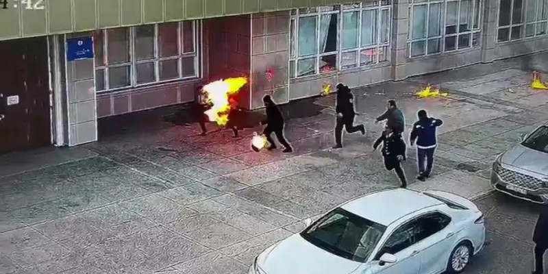 Ақтау әкімдігінің алдында ер адам өзін-өзі өртеп жіберген (ВИДЕО)