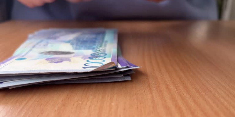Қостанайда 1 млн теңге пара алған шенеунік сотталды