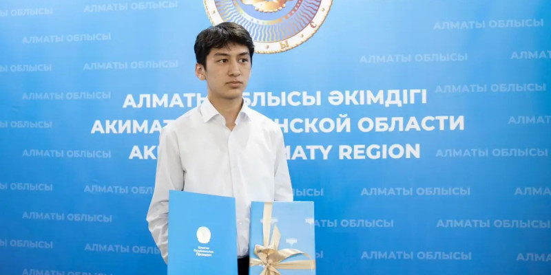 Алматы облысында жас өнерпаз Президенттен сыйлық алды