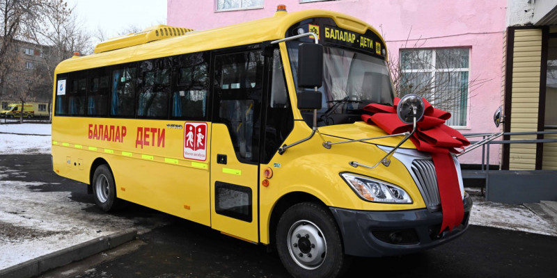 Президент Хромтаудағы мектептің оқушыларына автобус сыйлады
