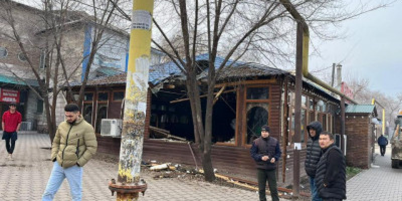 Алматыда заңсыз салынған дәмхана бұзылды