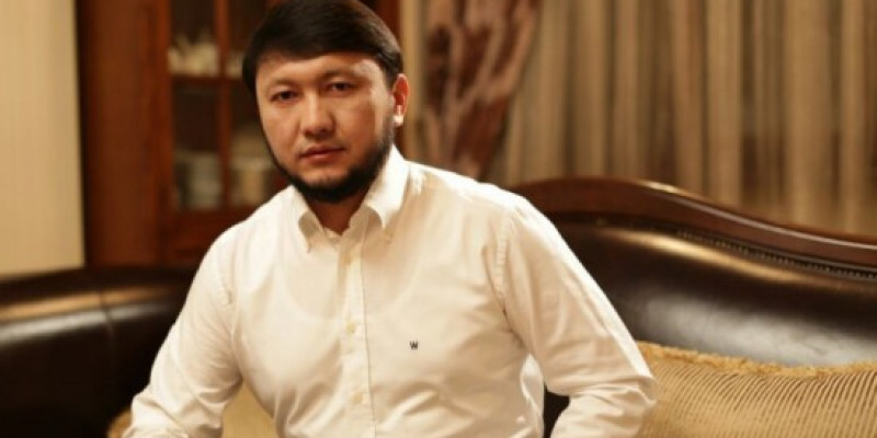 «Қызындай көруі керек»: Мұхамеджан Тазабек ене мен келін тақырыбын қозғады