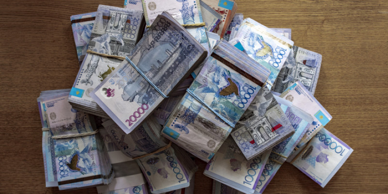 Оралда 75 млн теңге пара алған кеден қызметкері сотталды