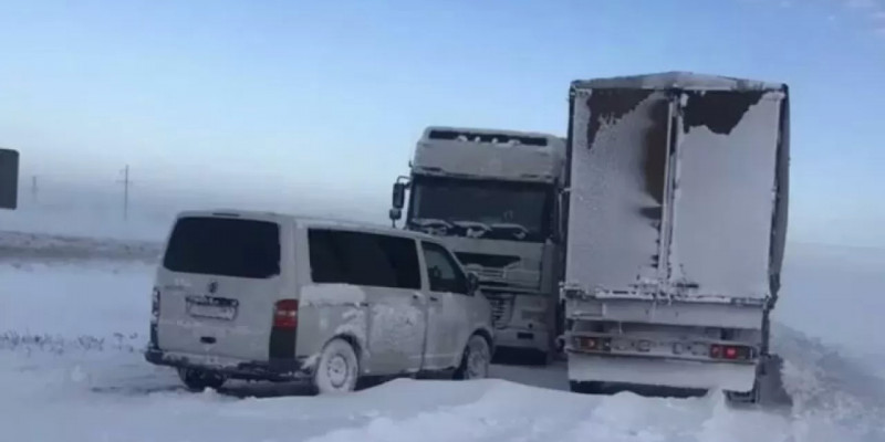 Қар құрсауында қалған 29 жүк көлігі құтқарылды