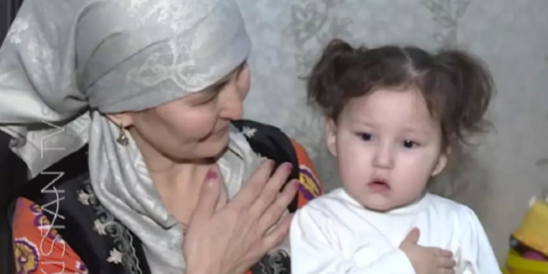«Елім деп соққан жүрегіңнен»: ұйқысынан атып тұрып, әнұранға құрмет білдірген бүлдіршіннің кім екені белгілі болды