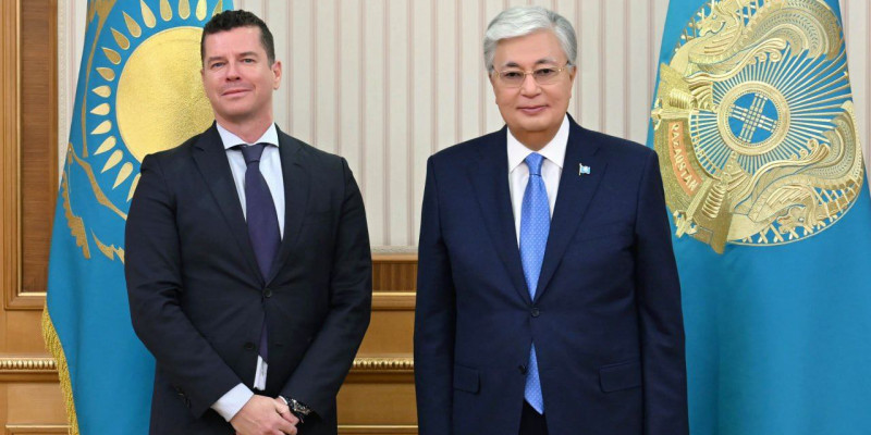 Президент Кит МакКоннеллді қабылдады