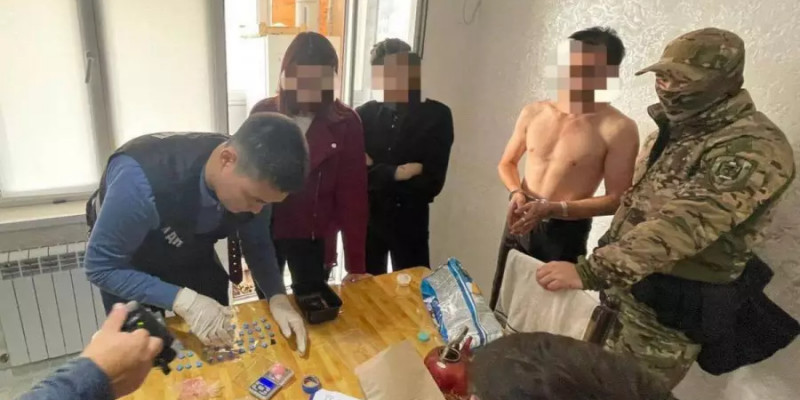 Атырауда есірткі сатпақ болған Ақтау тұрғыны ұсталды
