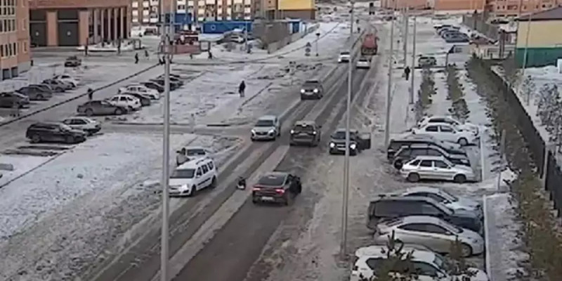 Қосшыда оқушы қызды көлік қаққан сәт видеоға түсіп қалған