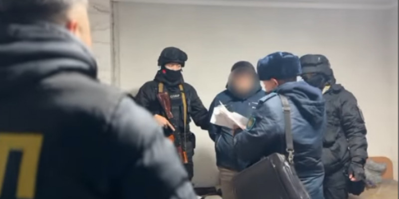 Жетісуда интернет-алаяқтар үшін sim-карталар дайындаған топ ұсталды
