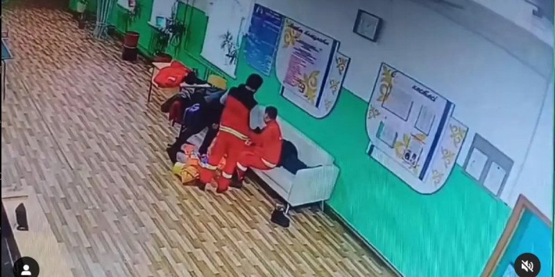 Оралда полицейлер көшеде есінен танып қалған әйел адамға көмектесті