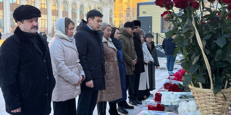 «AMANAT» партиясының мүшелері Ақтауда ұшақ апатынан қаза тапқандардың рухына тағзым етті
