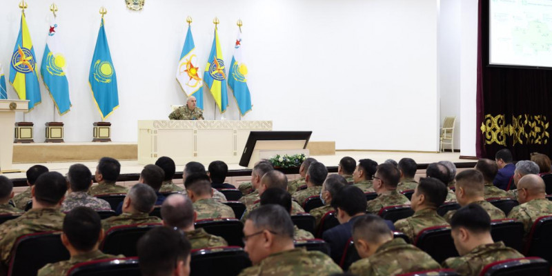 Қорғаныс министрі отандық кәсіпорын басшыларымен кездесті