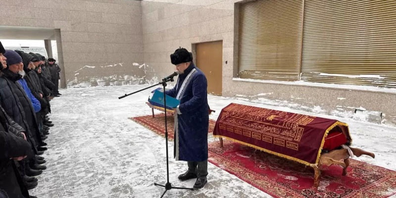 Ақтаудағы ұшақ апаты: Гаухар Шәймерденова мен ұлын туыстары соңғы сапарға шығарып салды