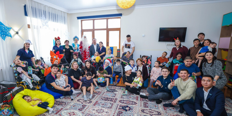«Арман ағашы»: «AMANAT» партиясының қайырымдылық акциясы аясында 20 мыңнан астам бала қамтылды