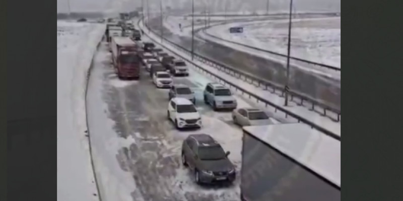 Қарағанды тас жолында 800 автокөлік жиналды