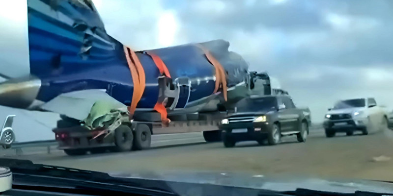 Ақтау маңында құлаған ұшақ қалдығы апат орнынан көшірілді