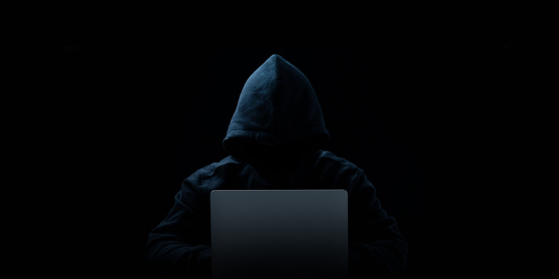 Интернет-алаяқтықпен айналысқан екі адам ұсталды