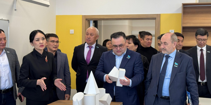 Мәжіліс депутаттары Астананың Үркер тұрғын алабындағы жайлы мектепті аралады