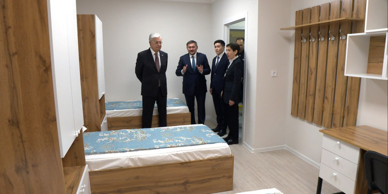 Президент Еуразия ұлттық университетінің Студенттер үйіне барды