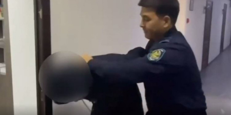 Таразда полиция қызметкерін пышақтамақ болғандар ұсталды